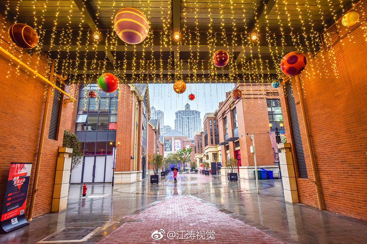 八大家红坊里位于武汉市青山区和平大道与工业路交汇处