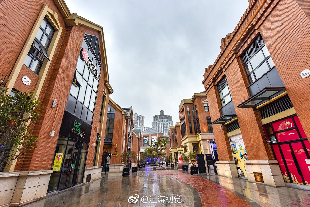 八大家红坊里位于武汉市青山区和平大道与工业路交汇处