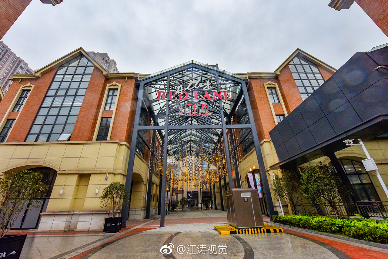 八大家红坊里位于武汉市青山区和平大道与工业路交汇处