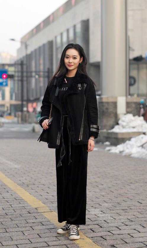 不同材质一身黑的气场