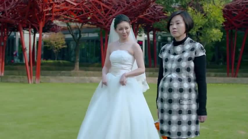 孕妇挺着大肚子好难受,痛苦的样子惹人心疼