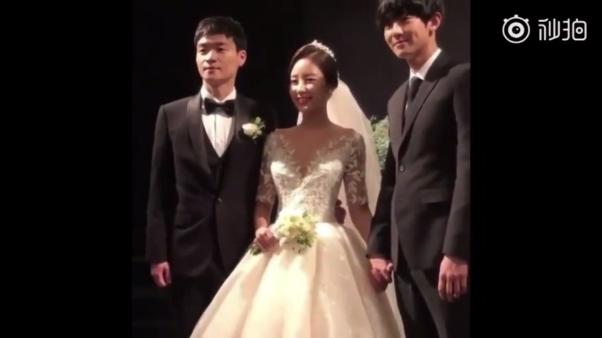 朴灿烈的姐姐朴宥拉结婚啦，烈烈紧紧牵着姐姐的手