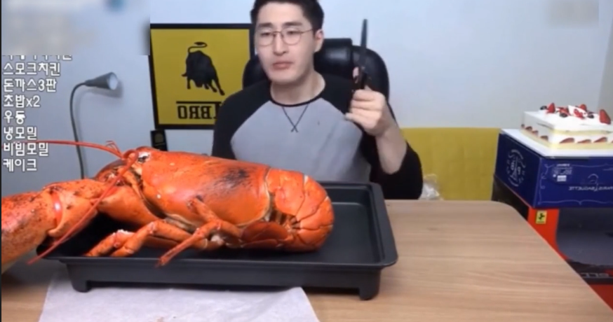 小哥哥做吃播,一口气吃12斤大龙虾,网友的视线始终离不开他身后