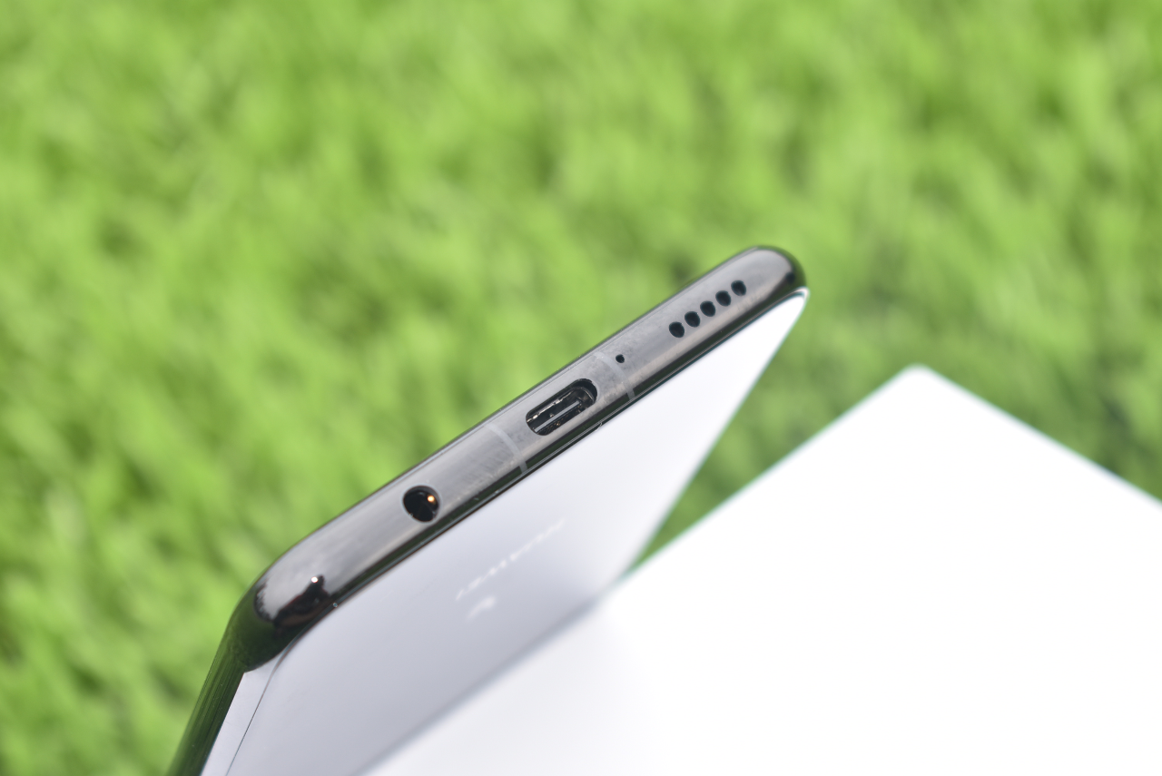 华为麦芒7采用了可以正反插的type-c数据接口,但是依然保留了3.