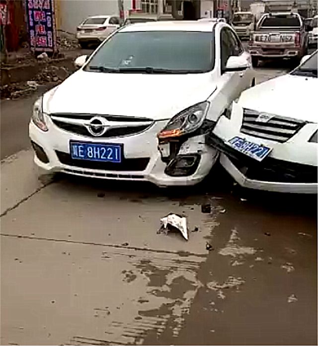 河北一辆艾瑞泽5撞上一辆海马汽车,路人一看车牌,就知事故原因