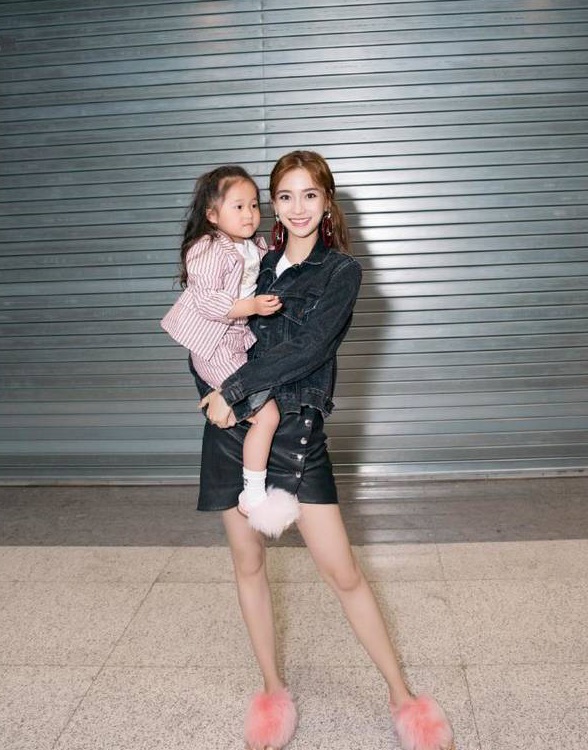 angelababy变身大力女汉子,一手抱两娃表情淡定且从容