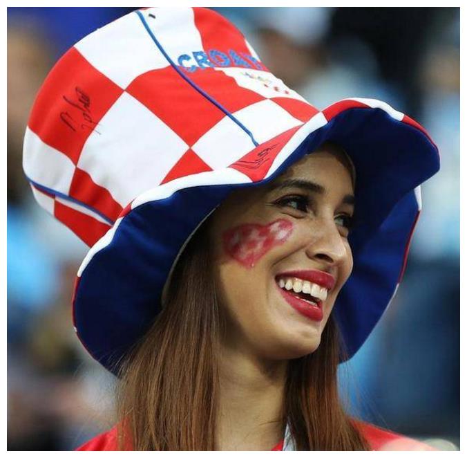 世界杯迎来克罗地亚美女,格子女郎颜值逆天,助球队3-0阿根廷
