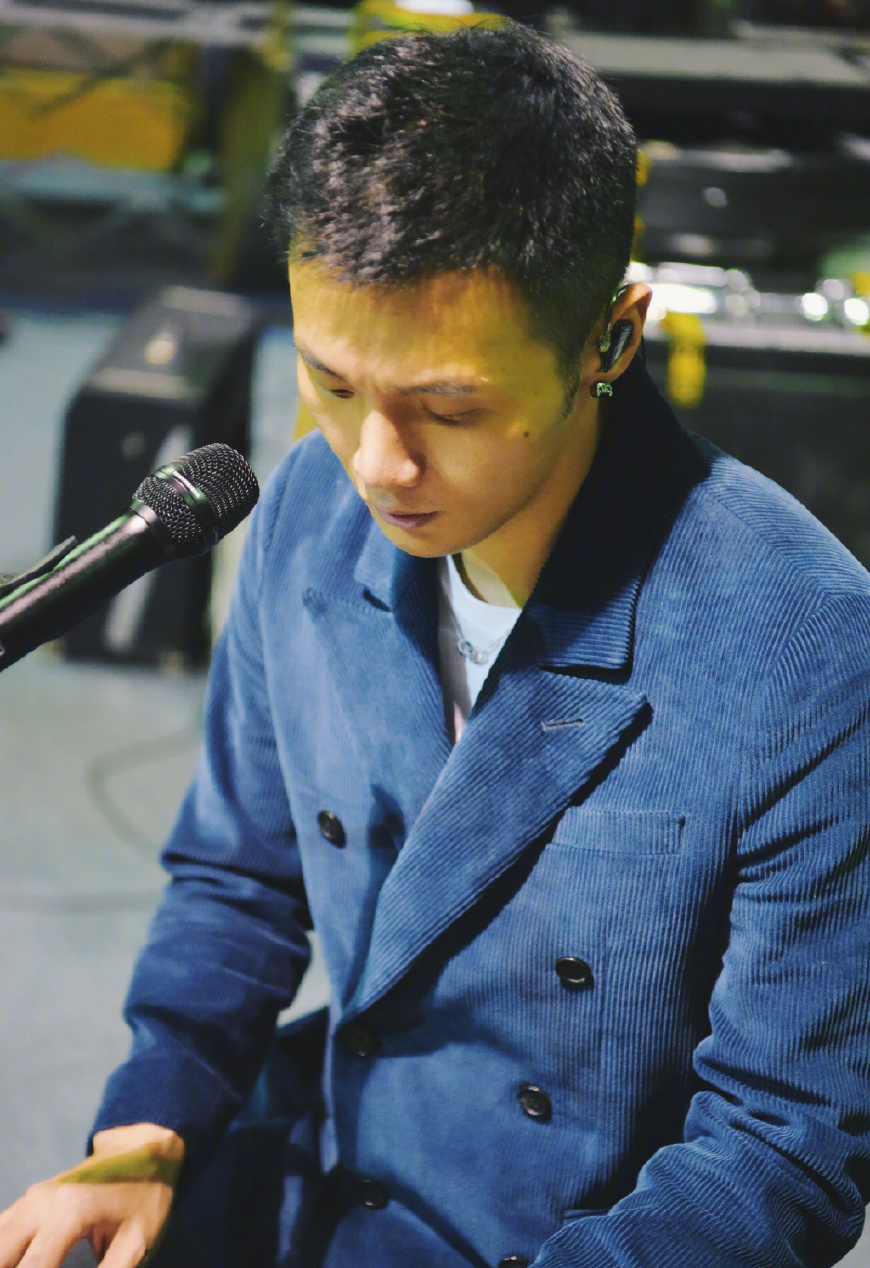 33岁李荣浩新歌仅4秒,玩音乐的小眼睛帅哥,我就是那么任性!