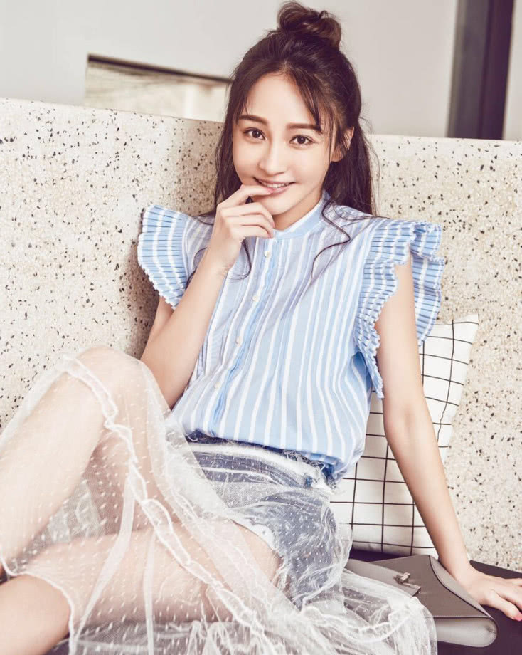 姚笛真会穿,西装上加块布气场瞬间up,还把"镜子"带耳朵上