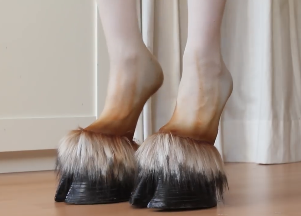 日本流行马蹄高跟鞋,一般人驾驭不了它,看不懂的时尚!