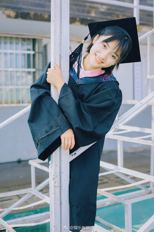沈月毕业照 沈月回母校拍摄大学毕业照,穿着学士服的沈月甜美可爱