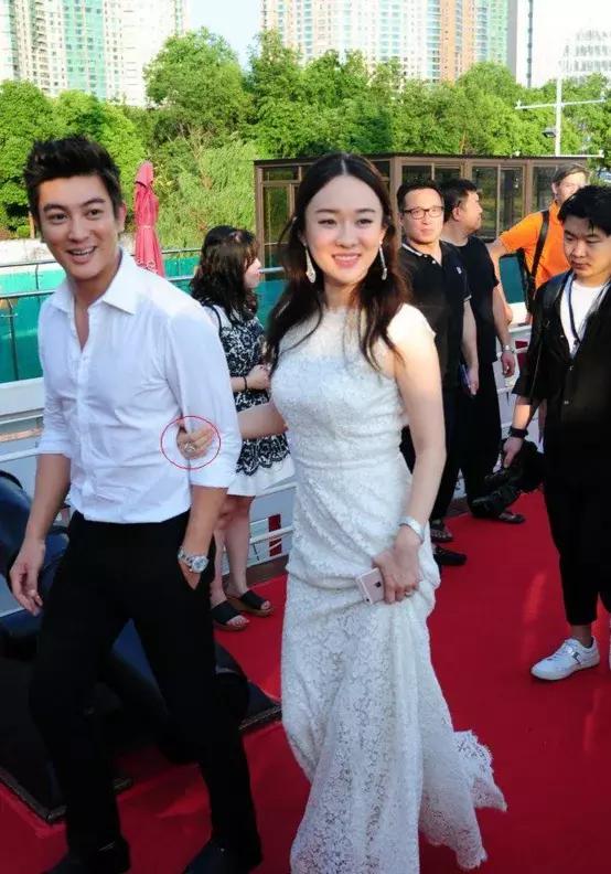 霍思燕的老公杜江穿白衬衫西装裤高颜值露相