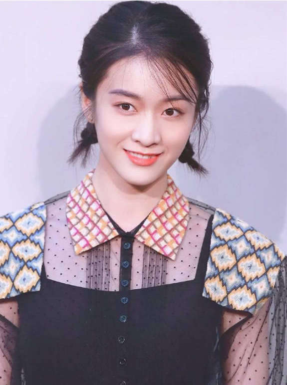 张雪迎赵丽颖迪奥酒会相遇,全程照片无修图,小9岁却还是输了