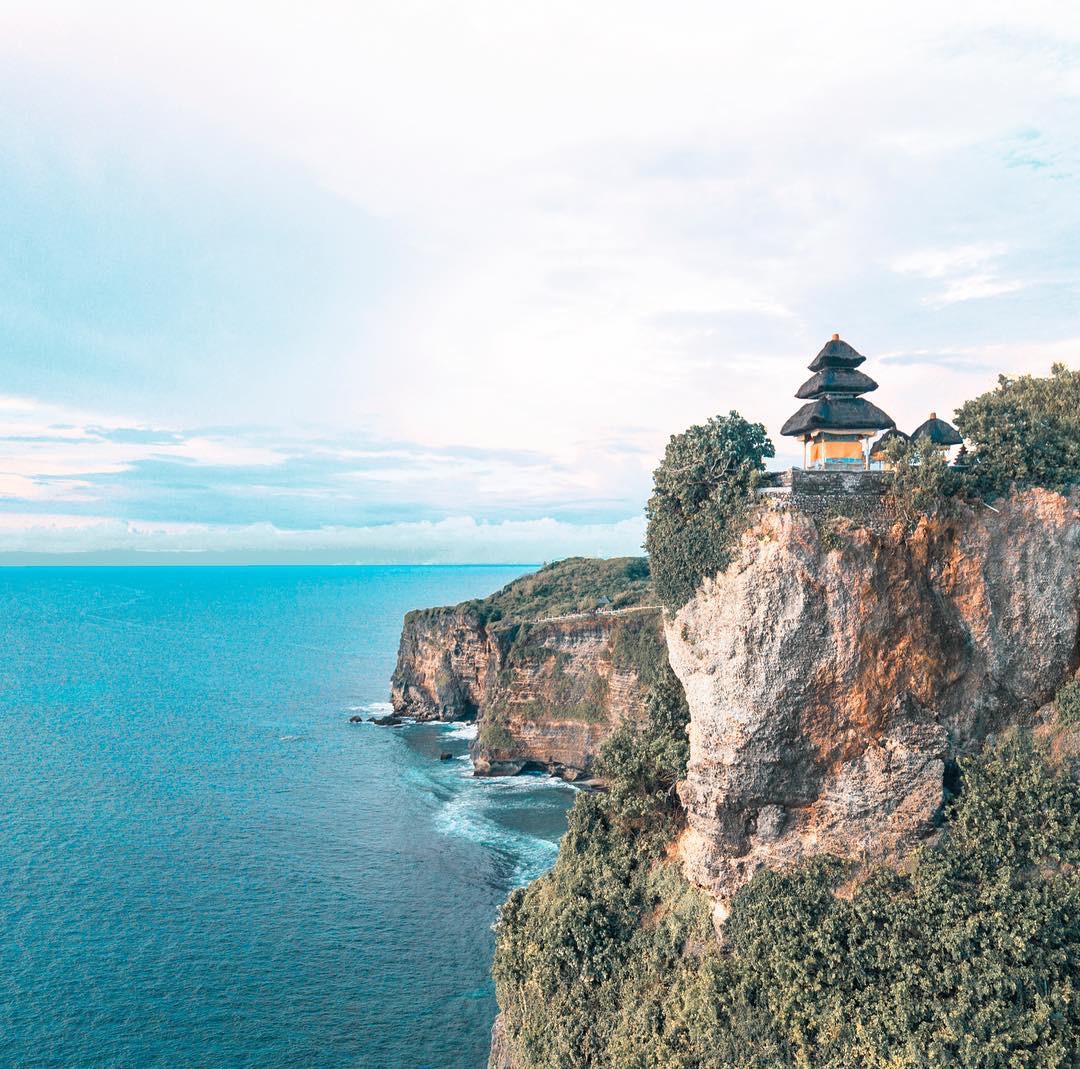 巴厘岛乌鲁瓦图断崖，又称“情人崖”或“望夫崖”