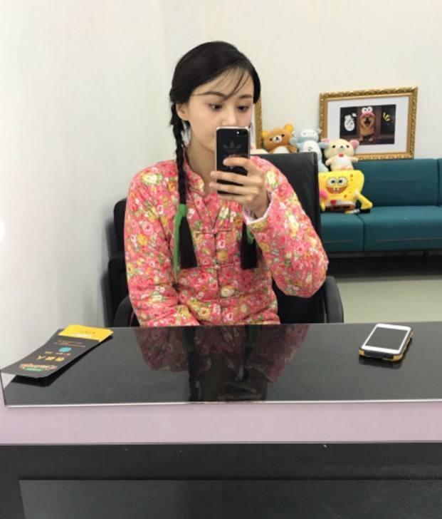 袄,高粱红的脸蛋,仿佛回到了《九妹》的那个年代,像极了隔壁村的傻妞!