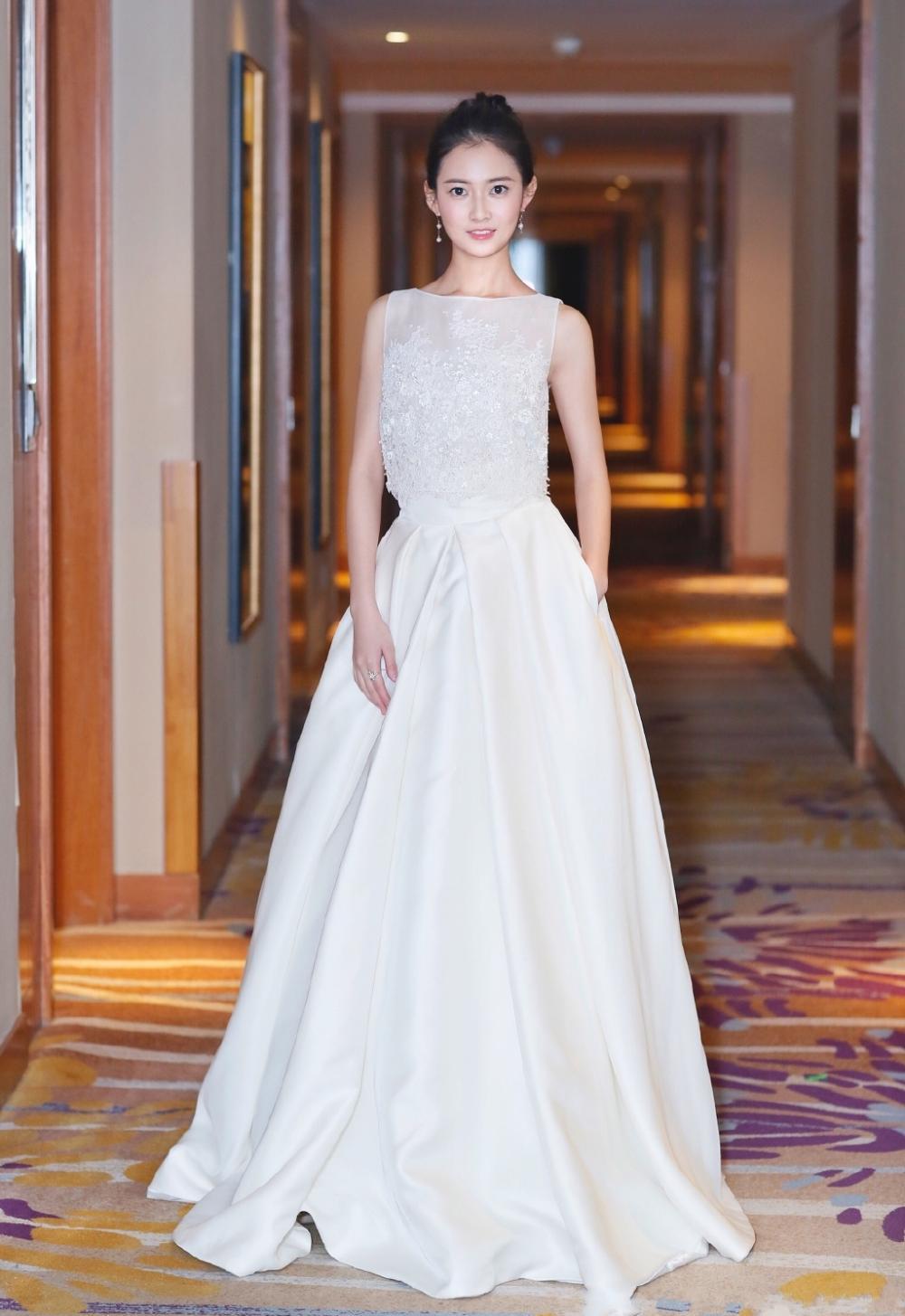 陈钰琪俏皮甜美, 穿着一身白裙美出了新高度|陈钰琪|穿着|礼服_新浪