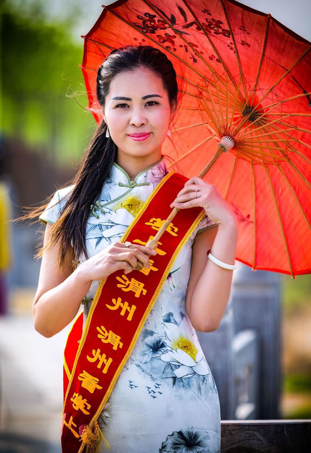 小县城走过一群穿旗袍的女性好像时光穿越到了上个世纪20年代