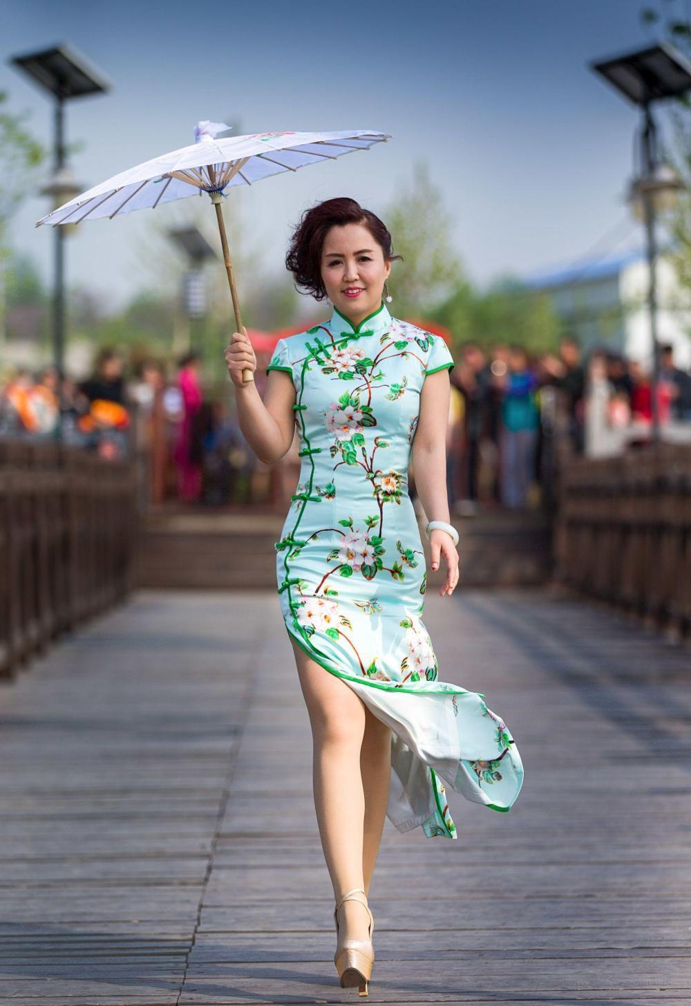 小县城走过一群穿旗袍的女性, 好像时光穿越到了上个世纪20年代!