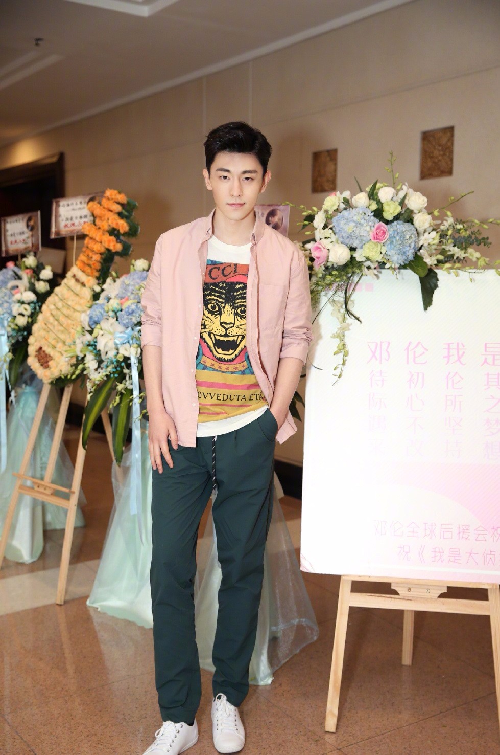 邓伦是真好看,白色西装贵族气质爆棚,圈粉王名不虚传