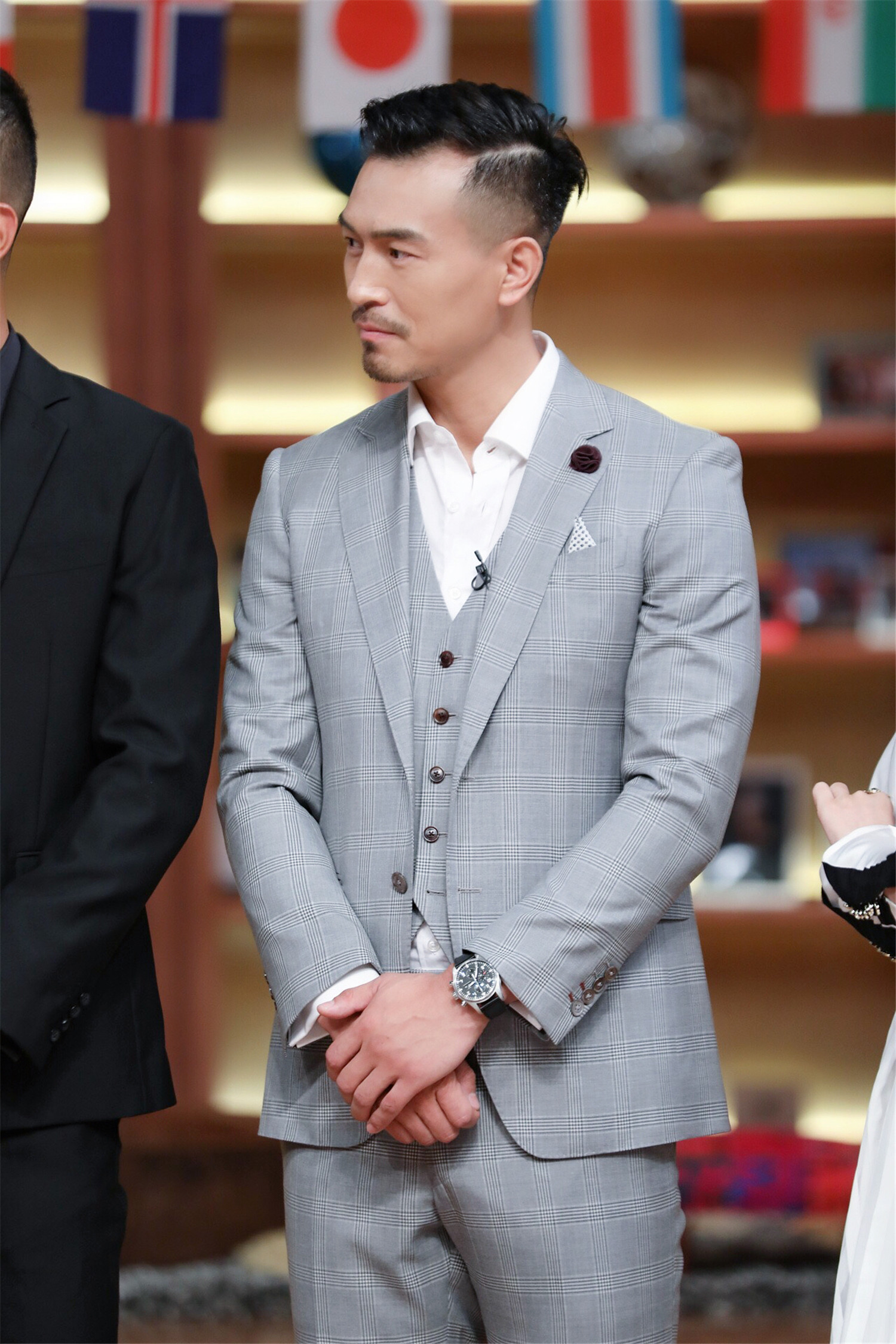 纪焕博穿西装花样炫球技 携明星球队做客北京卫视