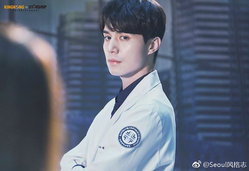 李栋旭在剧中饰演大学医院急救中心医生艺镇宇,帅气的医生你们pick吗?