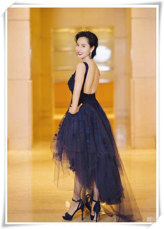 充满性感诱惑力,不规则裙摆搭配黑色高跟鞋干练十足