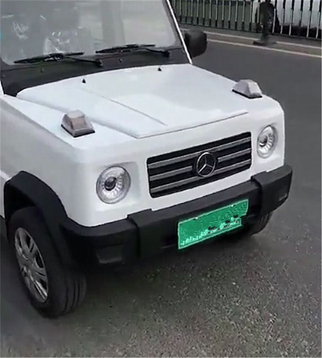 街头偶遇一辆奔驰"小g",车身造型犀利,还是一辆电动汽车!