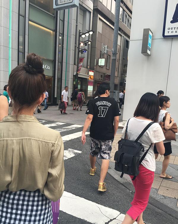 周杰伦现身日本街头虎背熊腰 网友:小公举你该减肥了