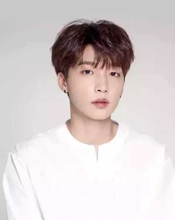 男生发际线高头发稀少剪这些发型就对了