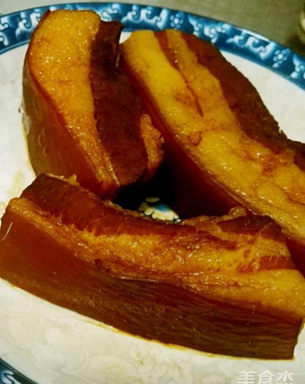 将卤熟后的五花肉捞出装盘,待吃的时候切片加入自己喜欢的配菜,轻炒