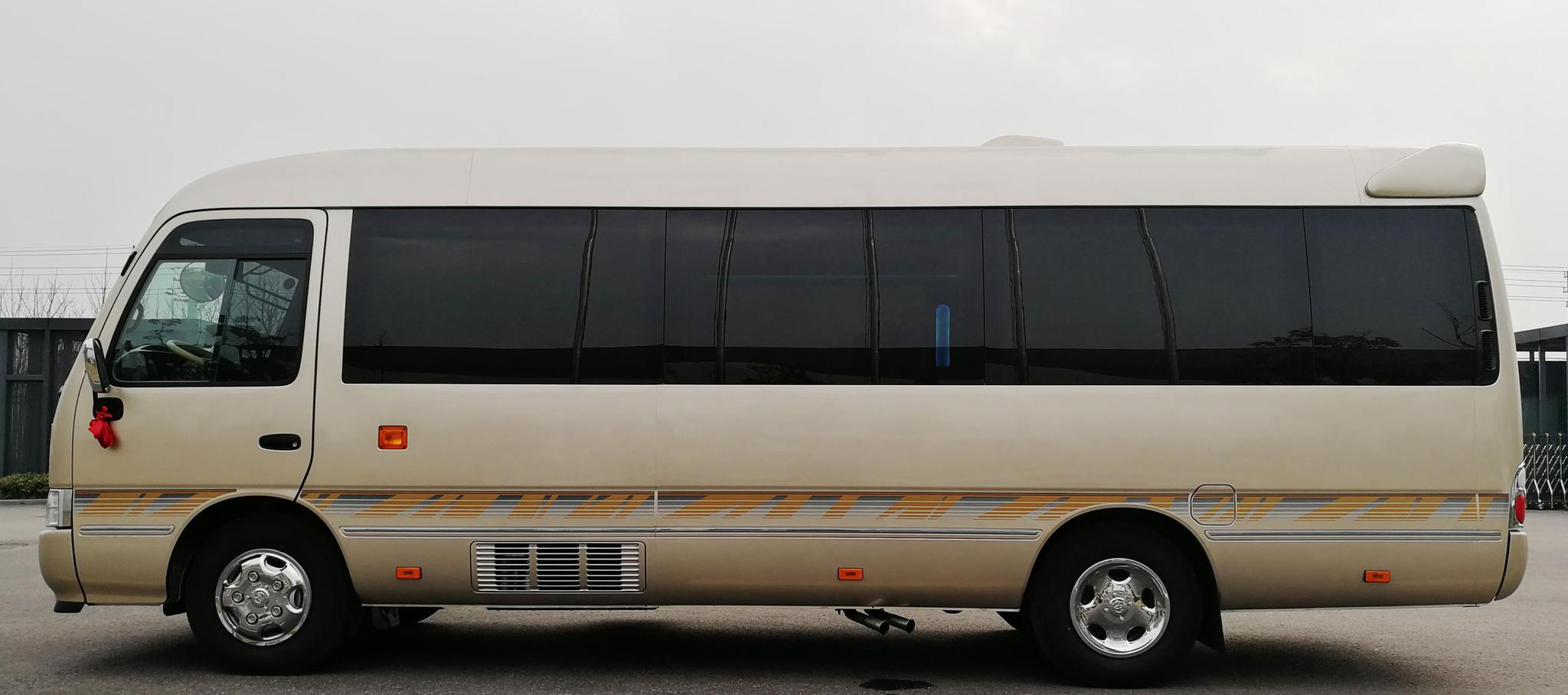 普通的大巴车,竟成了领导出门首选!内饰真豪华,打开车门后秒懂