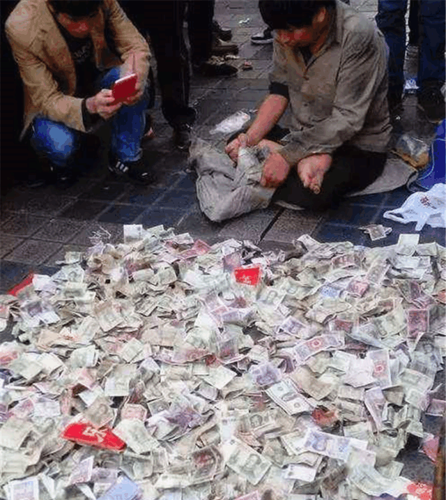 乞丐一句话让路人纷纷慷慨解囊! 直接在面前堆出有三米长的钞票!