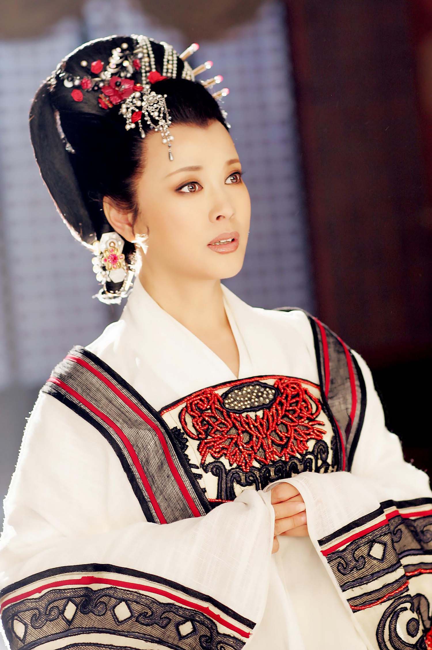 六十二岁的刘晓庆一共有四段婚姻,和小提琴家王立的第一段婚姻因爱情