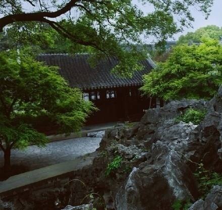 深闭竹间扉,静扫松下地.