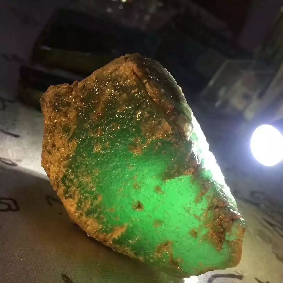 5000秒变50万都要归功于这块脱纱的翡翠原石