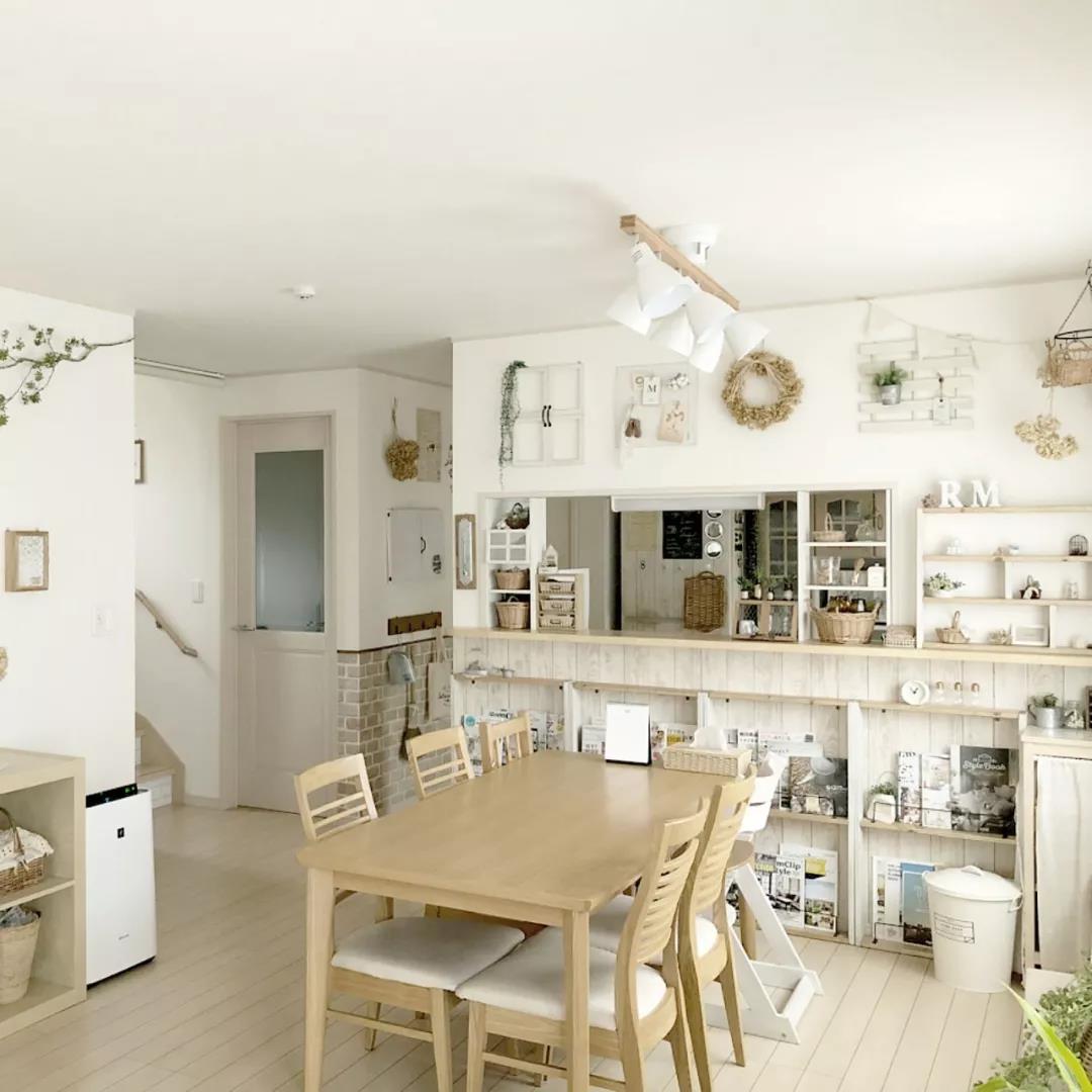 日式小清新风的家,简洁大方的原木色和白色,搭配不同的绿植点缀