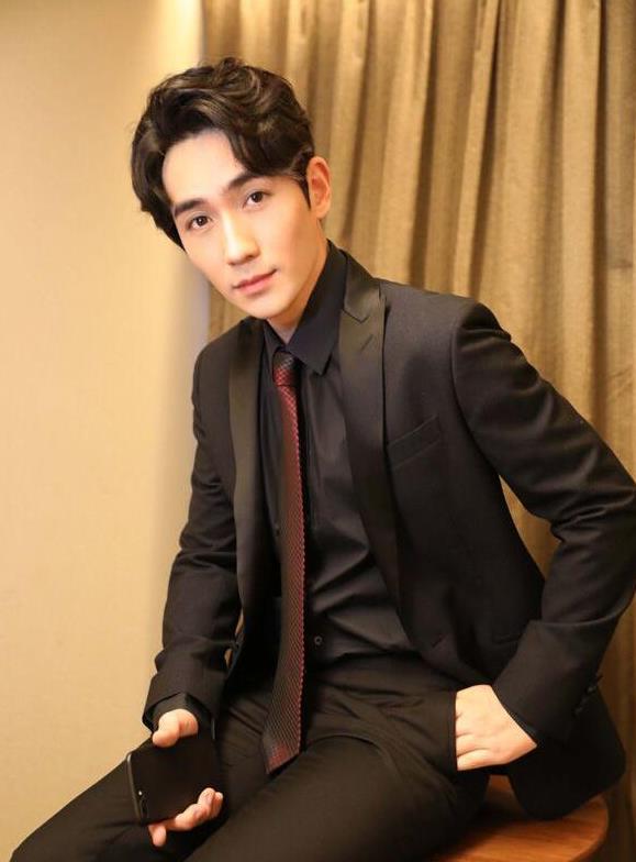 穿正装帅出天际的男星最后两位引无数粉丝尖叫