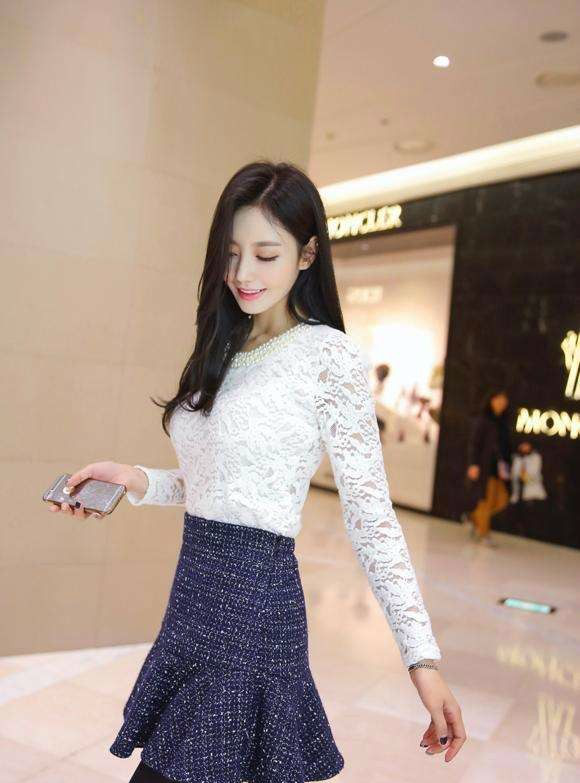 孙允珠蕾丝镂空珍珠圆领上衣搭配小格子短裙芳菲妩媚