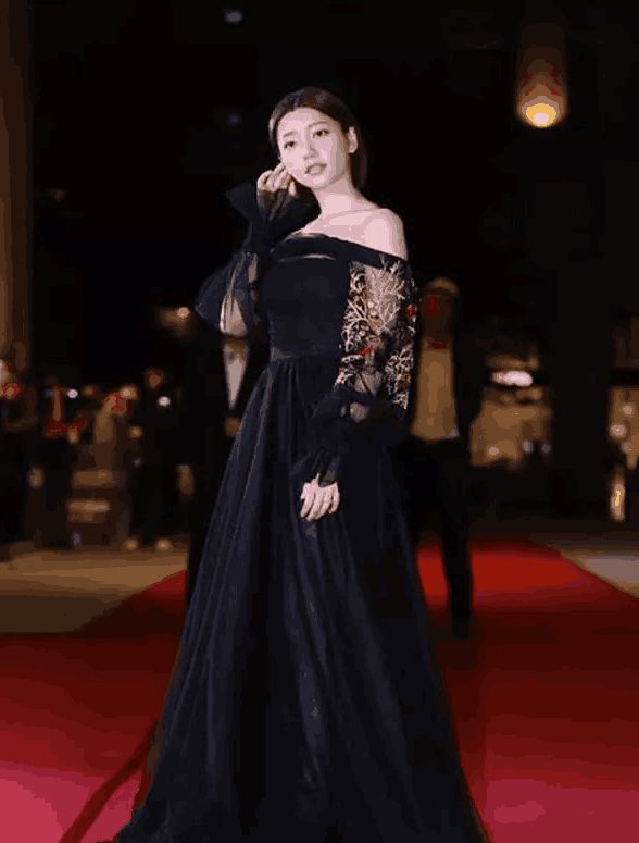 郭雪芙上台颁奖却不会念英文片名网友论读书的重要性