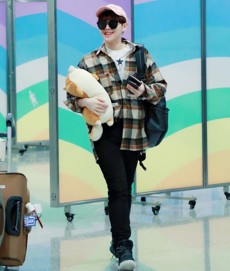 120斤尤长靖太胖,宽松裤穿成紧身裤,腿粗不配当偶像团成员