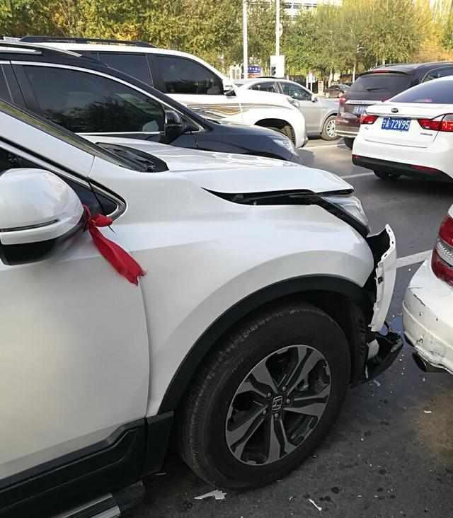 全新本田crv追尾奔驰屁股, 挪车后, 这保险杠让本田车主当场崩溃