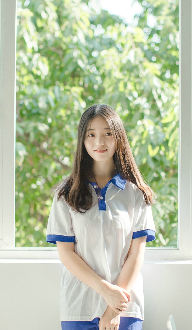 校服氧气养眼妹子阳光下明媚动人写真