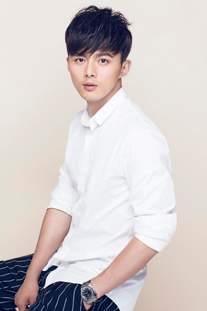 深夜偶遇叶祖新街头拍戏,神情专注西装帅气