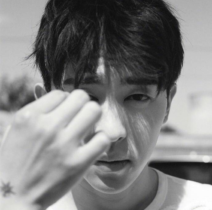 邓伦大概就是生在画报中的人了吧,画面黑白却很有质感