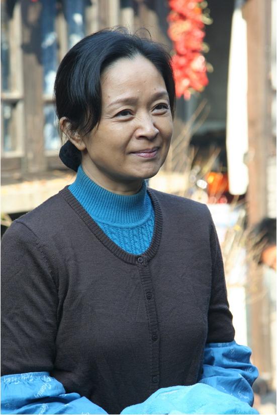 60岁老戏骨刘莉莉近照集典雅大气于一身与老公合影超幸福