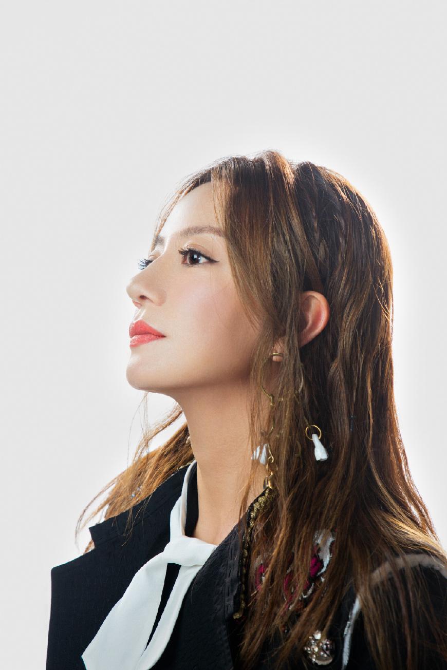 赵薇换个造型如换人, 一身学生装style, 42岁土大妈嫩回18岁少女