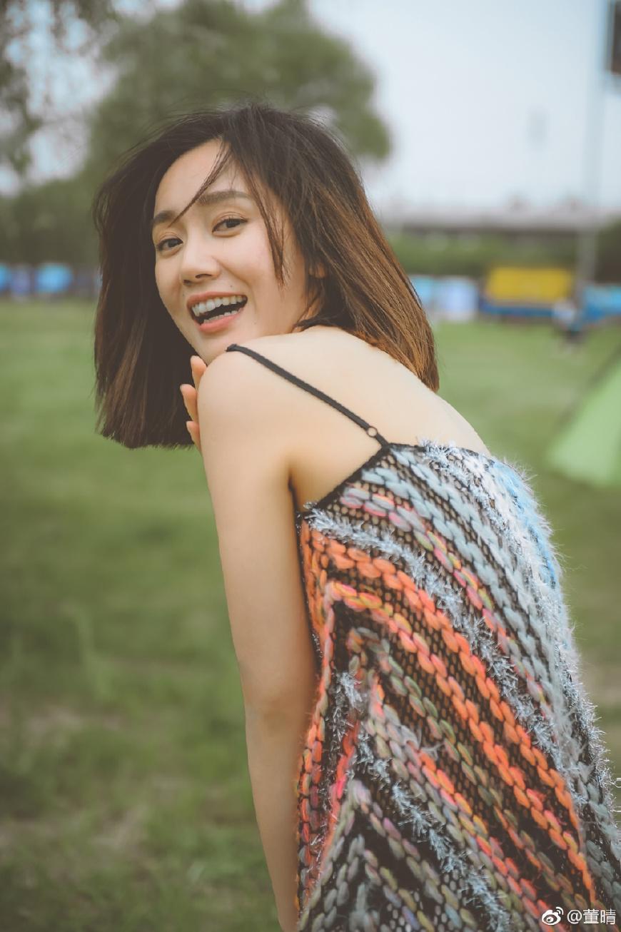 董晴真大胆! 穿个牛仔背带裤就敢出门, 网友: 你不觉得尴尬吗?