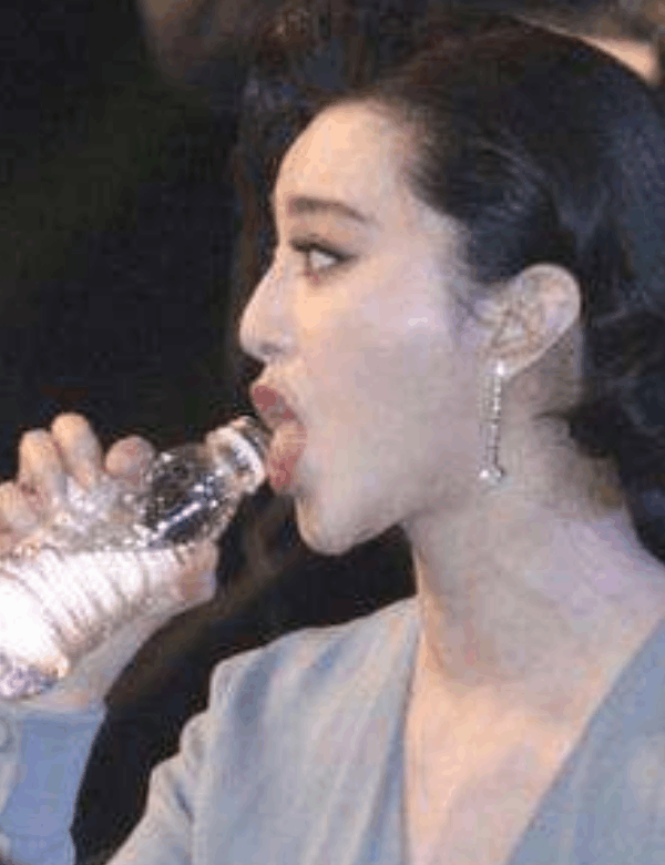 女星喝水, 刘亦菲女神,热巴可爱,唐嫣心机, 她最一言难尽!