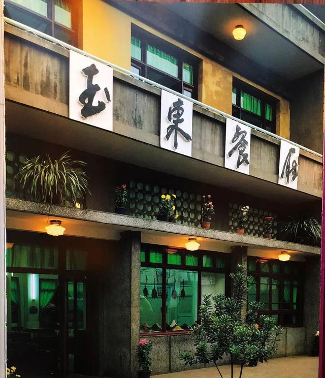 比如乐山的这家,明显能看出来招牌刚挂上去没多久