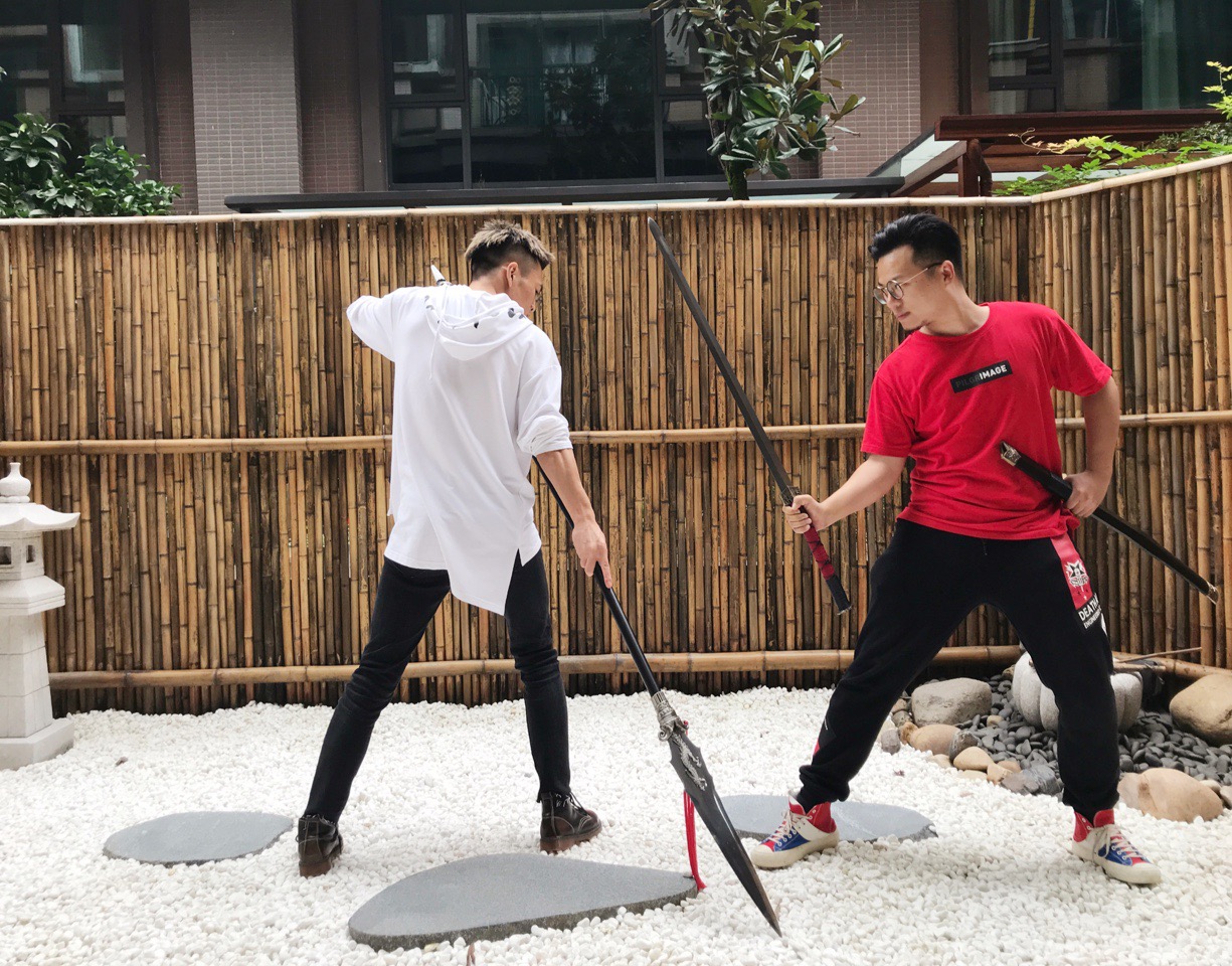 今日花絮,拍汉服的刀剑到了,穿jk的小姐姐拿了试了下,一点寒芒先到